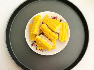 4、瓜片玉米竹荪汤,把玉米切成小块