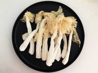 5、瓜片玉米竹荪汤,竹荪