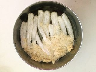 6、瓜片玉米竹荪汤,把竹荪浸泡在冷水中，浸泡4小时左右
