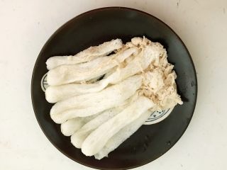 7、瓜片玉米竹荪汤,竹荪泡发好了，捞出来，攥干水份