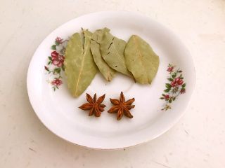 8、瓜片玉米竹荪汤,准备辅料：香叶4勺，八角2朵