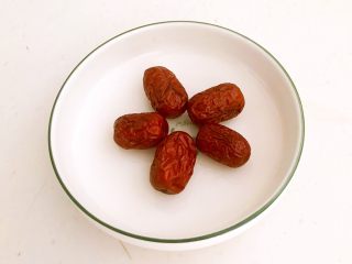 11、瓜片玉米竹荪汤,大枣5个