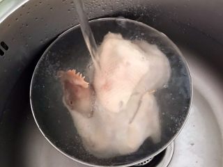 13、瓜片玉米竹荪汤,把焯好的三黄鸡用冷水冲洗干净