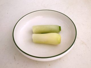 9、瓜片玉米竹荪汤,大葱2段