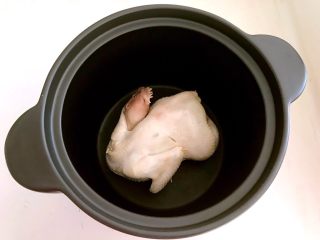 14、瓜片玉米竹荪汤,把焯好的三黄鸡放入砂锅里