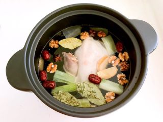 15、瓜片玉米竹荪汤,在砂锅里加入开水，放入香叶，八角，葱段和姜片