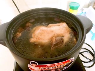 17、瓜片玉米竹荪汤,三黄鸡汤煮好了