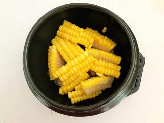 19、瓜片玉米竹荪汤,在锅底放入玉米