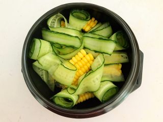 20、瓜片玉米竹荪汤,加入黄瓜片