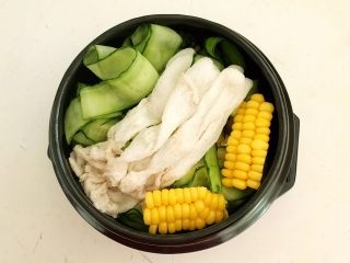 21、瓜片玉米竹荪汤,加入泡发好的竹荪