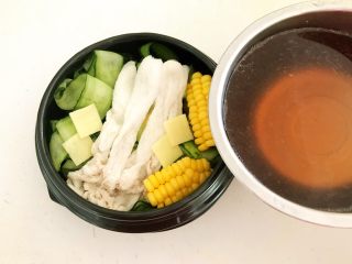 22、瓜片玉米竹荪汤,加入煮好的三黄鸡汤，鸡汤的用量与食材持平