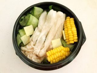 23、瓜片玉米竹荪汤,加入姜片