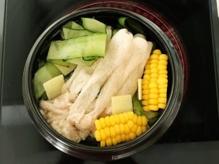 24、瓜片玉米竹荪汤,把小砂锅放在电陶炉上，大火烧开后小火慢烧30分钟