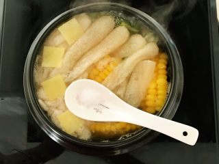 25、瓜片玉米竹荪汤,加入精盐调匀即可