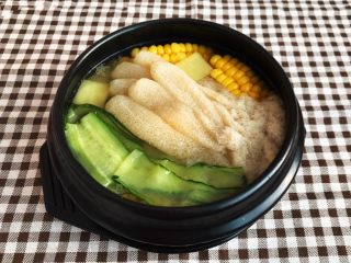 27、瓜片玉米竹荪汤,瓜片玉米竹荪汤，汤汁鲜美清香，营养丰富~