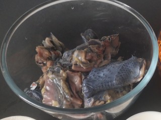 4、虫草花乌鸡汤,吸干水份备用