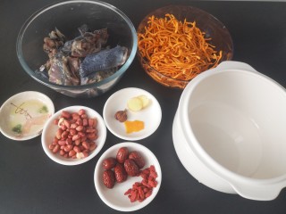 7、虫草花乌鸡汤,把清洗好的所有食材放入炖锅胆中