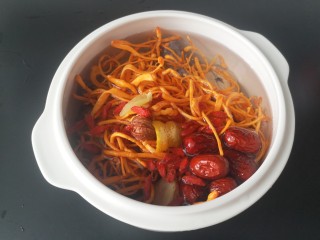 8、虫草花乌鸡汤,所有食材依次放入炖盅：花生，乌鸡，虫草花，红枣，姜片，砂仁，果皮，料酒，枸杞