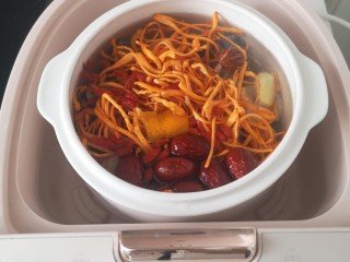 10、虫草花乌鸡汤,炖锅加好水，把炖盅放入锅内