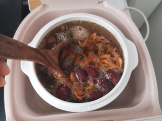 14、虫草花乌鸡汤,用汤勺轻轻搅下，让盐均匀分散