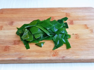 3、海带豆腐汤,海带洗干净,切小块。