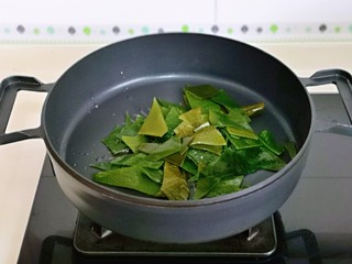 7、海带豆腐汤,起油锅,加入海带煸炒。