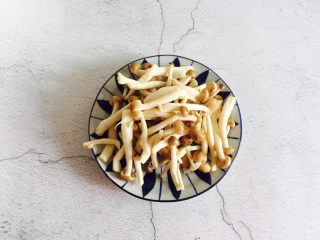 3、低脂菌菇汤,蟹味菇去掉老根清洗干净沥干水分备用
