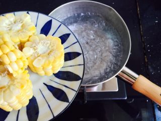 6、低脂菌菇汤,雪平锅加入800ml饮用水大火烧开放入玉米