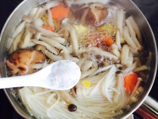 13、低脂菌菇汤,加入1小茶匙盐