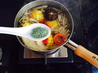 15、低脂菌菇汤,加1勺蔬之鲜搅拌均匀