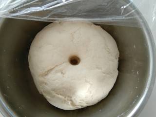 1、#甜味#香菇花式馒头,面团发酵至体积两倍大时，手指戳一个洞下去，像这样，洞口依然如故，不回缩，既发酵好。