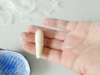 3、#甜味#香菇花式馒头,然后在搓出蘑菇根，如图这样。