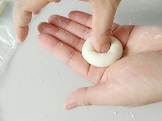4、#甜味#香菇花式馒头,小剂子搓圆，在用拇指在底部摁下去。