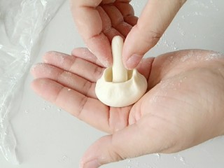 6、#甜味#香菇花式馒头,然后放入蘑菇根，捏紧边缘。