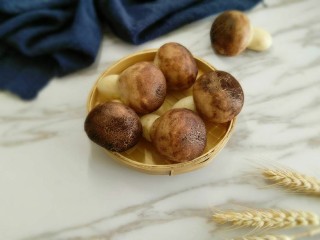 11、#甜味#香菇花式馒头,香菇馒头出锅了，像不像捏，喜欢就做来一起做吧！很简单呦！