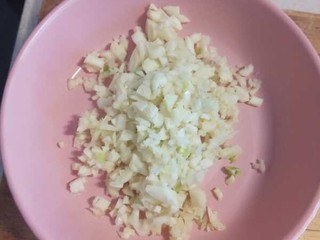 3、蒜蓉粉丝娃娃菜,蒜切末。