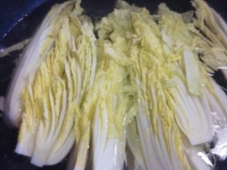 6、蒜蓉粉丝娃娃菜,放入娃娃菜焯熟，然后将粉丝也烫一下。