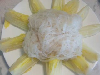 8、蒜蓉粉丝娃娃菜,将粉丝放的娃娃在上面