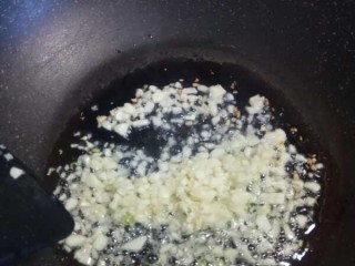 10、蒜蓉粉丝娃娃菜,放入蒜末炒香。