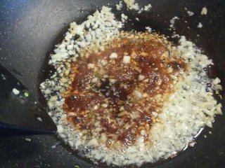 13、蒜蓉粉丝娃娃菜,翻炒均匀。