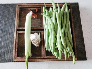 1、爆炒豆角,食材准备好