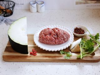 1、冬瓜羊肉丸子汤,准备好食材:冬瓜、羊肉末、香菜、葱姜、枸杞、花椒。