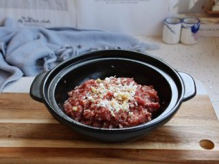 8、冬瓜羊肉丸子汤,将葱花放在羊肉末上,在葱花上淋一小勺的香油,用香油把葱花拌匀,然后再葱花与肉拌匀。