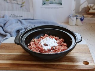 9、冬瓜羊肉丸子汤,放入1勺的淀粉。