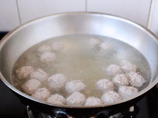 14、冬瓜羊肉丸子汤,随着水温的升高,丸子也在飘起来,这表明丸子自己有8成熟了。