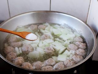 15、冬瓜羊肉丸子汤,放入少许的盐调味。