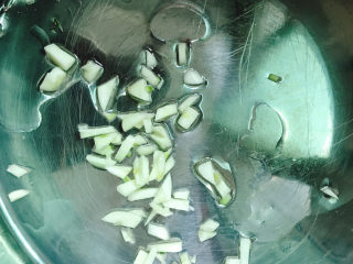 5、鸡蛋豆腐羹,锅中放油，下蒜末