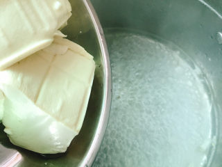 8、鸡蛋豆腐羹,倒入豆腐