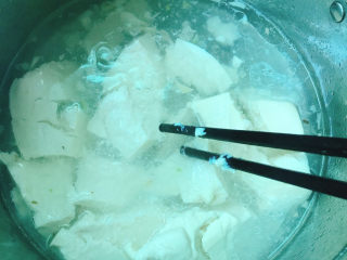 10、鸡蛋豆腐羹,直接用筷子划烂