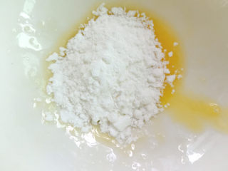 16、鸡蛋豆腐羹,生粉放入碗中，加入少量清水搅匀